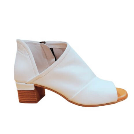 Everly Gia-01 sandal in white.