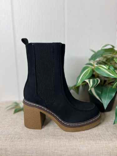 Black Chelsea Synthetic boot with rubber platform and heel