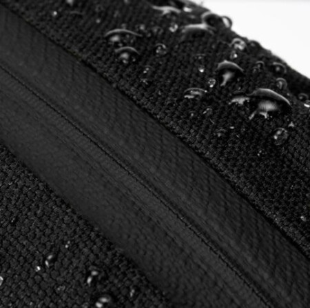 Black zipper with water beads