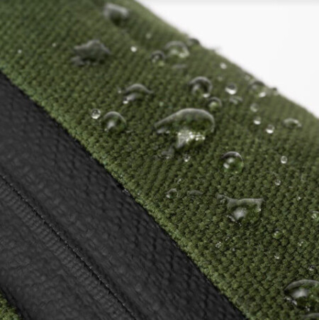 Green zipper with water beads