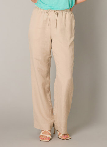 Model wearing the Yest Merel pant in sand