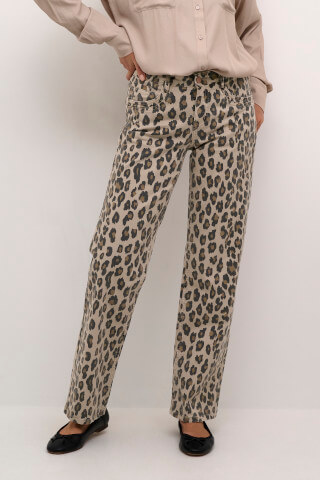 Model wearing the Cream CRLeona Jeans in leopard print