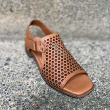 Everly Tessa sandal in tan on a concrete step